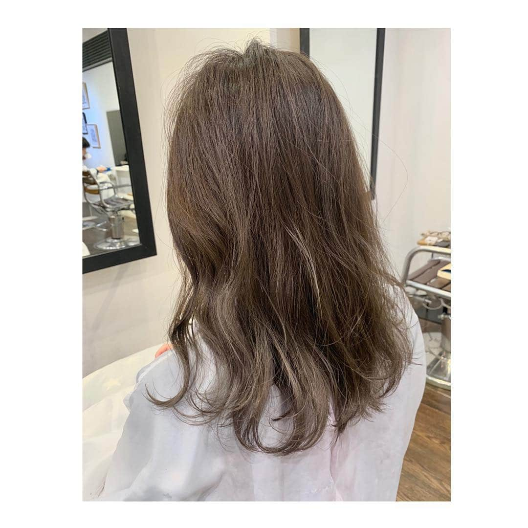 峰麻美さんのインスタグラム写真 - (峰麻美Instagram)「いつものVISIONでカラーチェンジ💈  おふねちゃんオススメカラー【ecru beige（エクルベージュ）】だよ✨  意味は【ベージュベージュ】らしい🤣 【チゲ鍋】とか【寺門ジモン】と同じカテゴリー🤣  程よい柔らかさと立体感がよき！  #beauty #beautysalon #hairsalon  #haircolor #ecrubeige #エクルベージュ #vision青山」4月6日 22時05分 - asaaaaami.0702