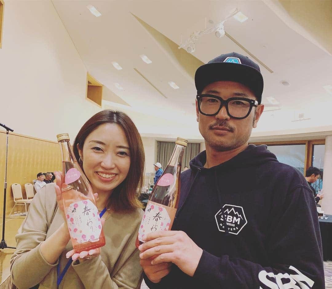 上村知世さんのインスタグラム写真 - (上村知世Instagram)「スノーボードマスターズ初日終了！！ 超絶うまい！！カッコいい！！ かなり盛り上がりました！ 夜のパーティーも先ほど終了🎉 明日も頑張るぞー！！ #snowboardmasters #snow #snowboard #最高 #ここでも #春ふわり #吉乃川 #ジェシーさん #1人部屋は #なんだか寂しいw」4月6日 22時05分 - tomose0207