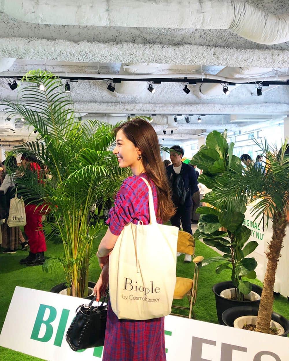 のインスタグラム：「biople fes🌸 in tokyo 、 ナチュラル&オーガニックに関わる お店が約50店舗も集結したフェスへ！ 、 今回一番気になったのが'' CBD '' 世界中で注目されていて、イライラを抑えたりできるみたい。 私もサプリを今日から取り入れてみます🤭 、 ライフスタイルに関わるもの全て オーガニックになりそう✨ 、 #bioplefes#bioplecbd#bioplebycosmekitchen#organic」