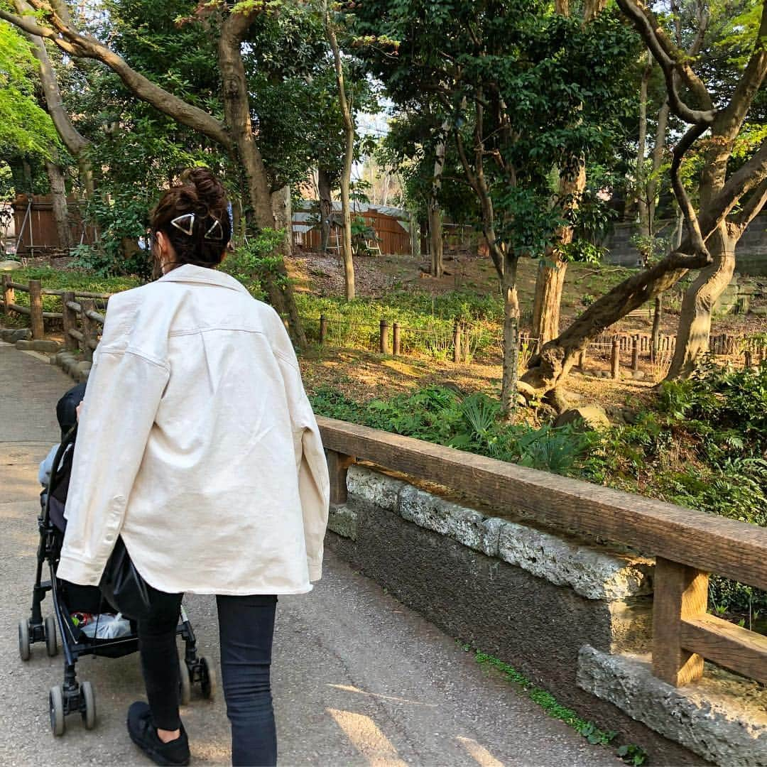 ungrid_yurieさんのインスタグラム写真 - (ungrid_yurieInstagram)「. 週末服🐘🦒🐖 最高な天気だった今日は動物園！ . 日中は暑くてTシャツになった🙌 そしてピンは必須だけど わりと高い位置で髪が縛れるようになってきた❤️ そんな楽しい土曜日👪 #zoo#saturday#family #ママコーデ#知久カジ#ヘアピンアレンジ」4月6日 22時06分 - chiku_y34