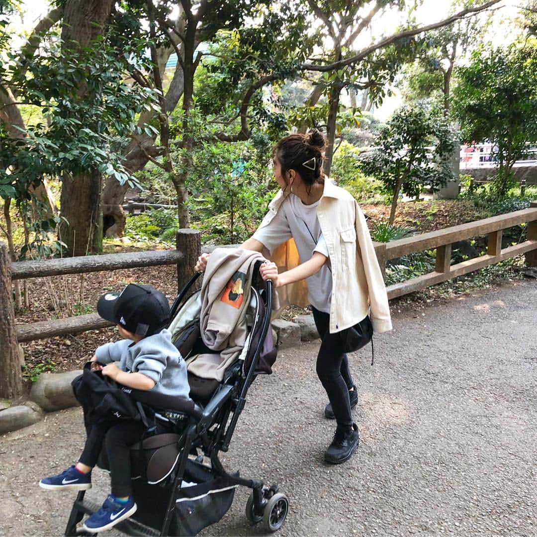 ungrid_yurieさんのインスタグラム写真 - (ungrid_yurieInstagram)「. 週末服🐘🦒🐖 最高な天気だった今日は動物園！ . 日中は暑くてTシャツになった🙌 そしてピンは必須だけど わりと高い位置で髪が縛れるようになってきた❤️ そんな楽しい土曜日👪 #zoo#saturday#family #ママコーデ#知久カジ#ヘアピンアレンジ」4月6日 22時06分 - chiku_y34