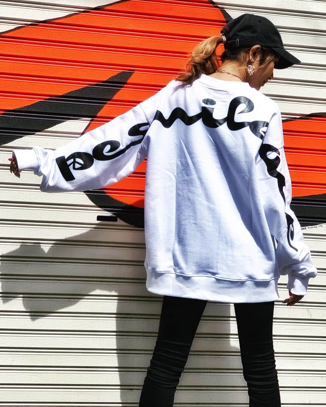 高橋由真さんのインスタグラム写真 - (高橋由真Instagram)「昨日の高橋さんのお洋服♡  CAP： @ronhermanstore  TOPS： @kincrossworld  PANTS： @zara  SHOES： @vans  ひっち @takazumi0402 のブランドのお洋服を初着用😍❤️ BIGサイズで形がめちゃくちゃ綺麗！ パンツと合わせたけど、ワンピとして着ても絶対カワヨなやつ♡ もう少し暖かくなったらショーパンと合わせるんだああああ🤪✨ ロンハーマンのCAPは使い勝手良すぎて最近めっちゃ使ってる🤘💕 キャップボロボロになるまで使っちゃうから定期的に変えないとｗｗ  早くもっと暖かくなって欲しいー！ 夜寒いから服に困るよー😂ｗｗ 春飛ばして夏になれ( ˙-˙ )  #ootd #fashion #カジュアル #モノトーン #スニーカーコーデ #楽チン #ronherman #kincrossworld #zara #vans」4月6日 22時07分 - yumachi1021