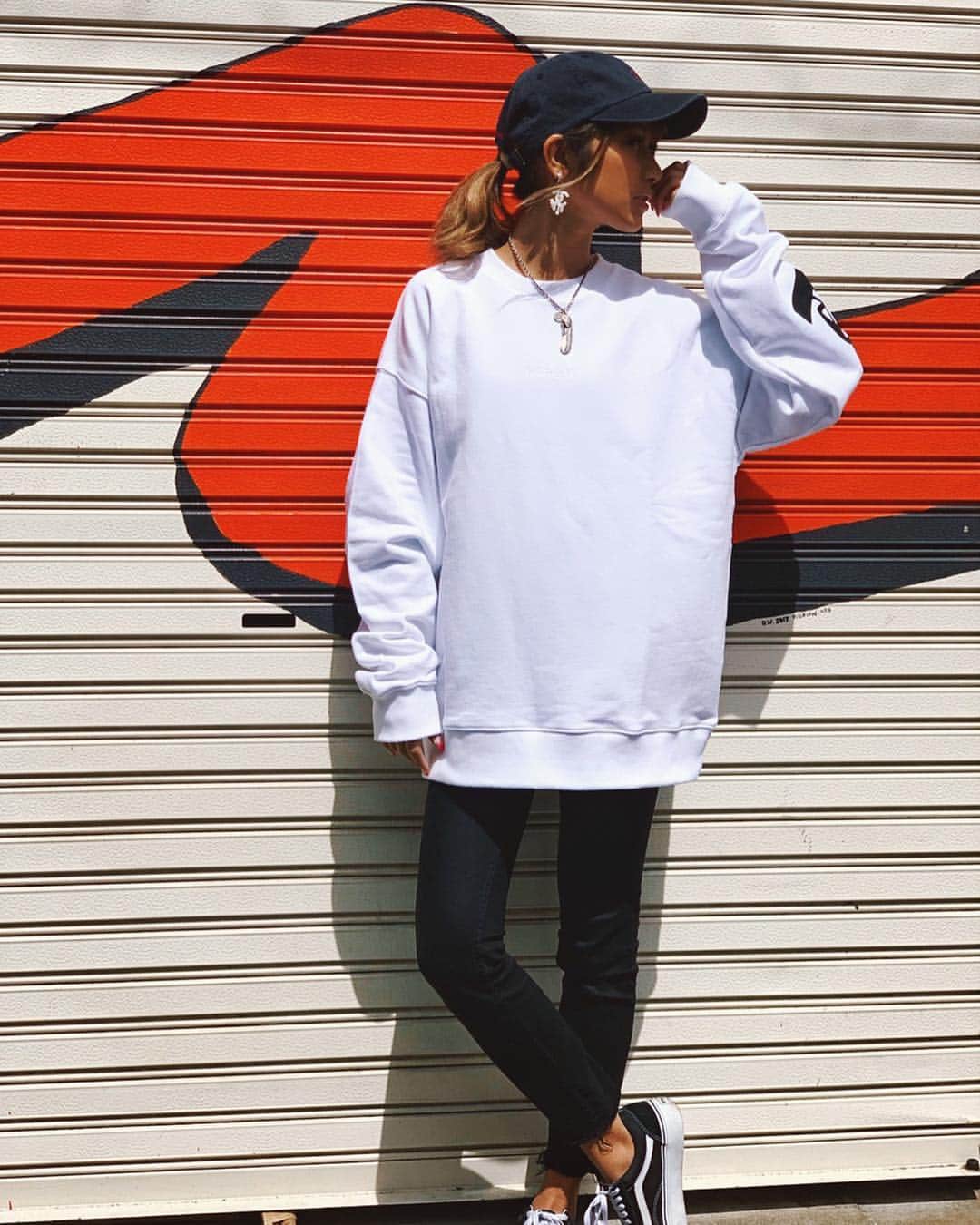 高橋由真さんのインスタグラム写真 - (高橋由真Instagram)「昨日の高橋さんのお洋服♡  CAP： @ronhermanstore  TOPS： @kincrossworld  PANTS： @zara  SHOES： @vans  ひっち @takazumi0402 のブランドのお洋服を初着用😍❤️ BIGサイズで形がめちゃくちゃ綺麗！ パンツと合わせたけど、ワンピとして着ても絶対カワヨなやつ♡ もう少し暖かくなったらショーパンと合わせるんだああああ🤪✨ ロンハーマンのCAPは使い勝手良すぎて最近めっちゃ使ってる🤘💕 キャップボロボロになるまで使っちゃうから定期的に変えないとｗｗ  早くもっと暖かくなって欲しいー！ 夜寒いから服に困るよー😂ｗｗ 春飛ばして夏になれ( ˙-˙ )  #ootd #fashion #カジュアル #モノトーン #スニーカーコーデ #楽チン #ronherman #kincrossworld #zara #vans」4月6日 22時07分 - yumachi1021