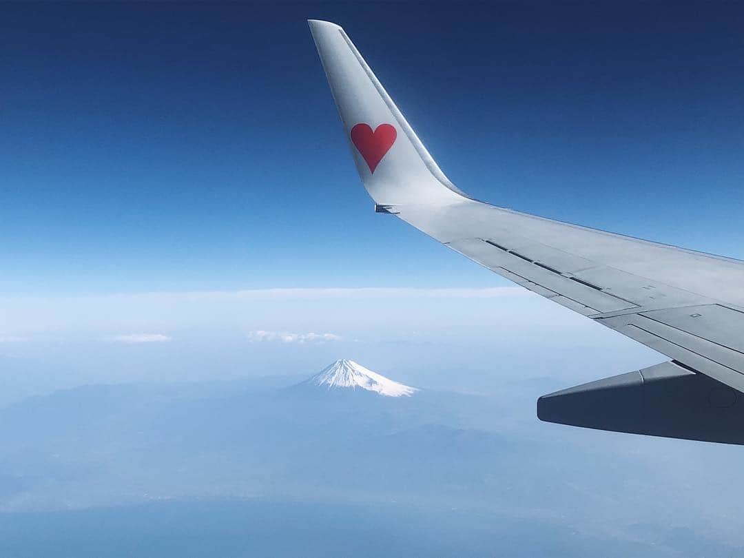 福井千佳さんのインスタグラム写真 - (福井千佳Instagram)「. . 飛行中、常備品のクセ強め。笑 今回は#skymark 利用で🛫 . ふと窓の外を覗くと、とっても美しい#富士山 。 スワイプで、幸せのお裾分けです☺️💕 . #飛行機#旅行#trip#スカイマーク#景色#雲の上 . . . そして手元を撮るのが楽しくなるのは、 @mieux_plus さんのケアのお陰。 . #ミュープラス#南船場サロン#心斎橋サロン#大阪ネイルサロン#nailsalon#newnail#ネイルケア#美爪 . . 🚩 Mieux+ https://beauty.hotpepper.jp/kr/slnH000408373/ . 「福井のインスタ見た！」で、ホットペッパークーポン価格より20%off。 お気軽にお名前使って下さいね。 こちらも、幸せのお裾分け☺️💕 . 爪先まで、美しく。が、モットー。 . #model#モデル#和装モデル#webモデル#手タレ#パーツモデル#フリーランス#福井千佳#chika_fukui#インフルエンサー#美容#style#サロモ#handmadeaccessory」4月6日 22時08分 - chika291