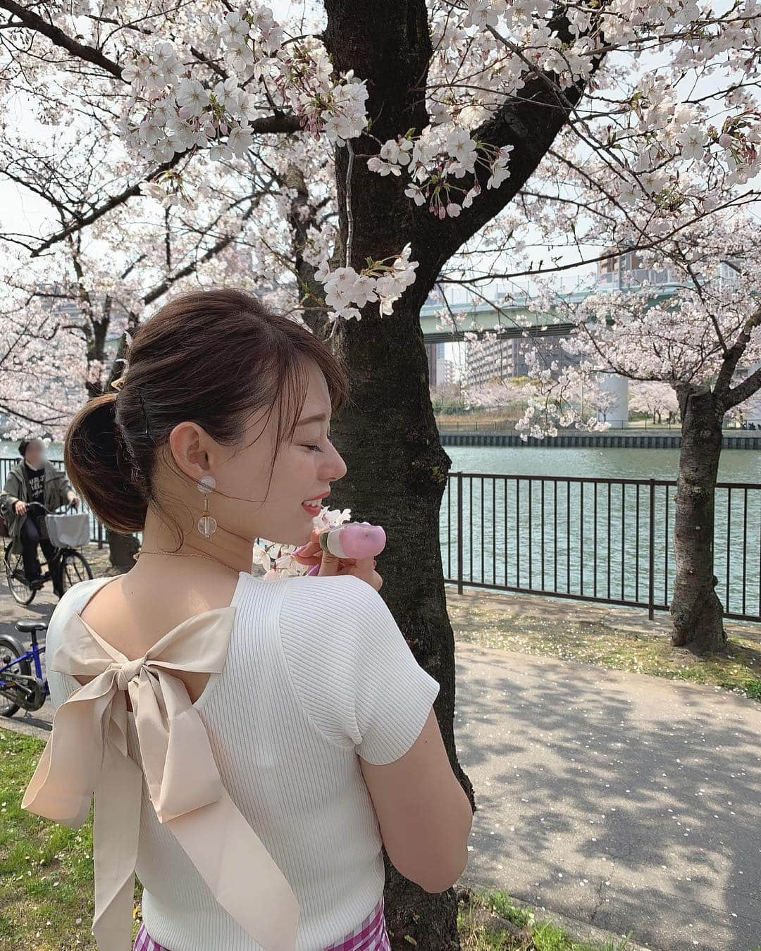 karen okajimaさんのインスタグラム写真 - (karen okajimaInstagram)「ㅤㅤㅤ ㅤㅤㅤ 桜ノ宮の桜見ながらお花見ピクニック🌸🌸🌸 バカンスクーラーの保冷バッグ使える❤️ ㅤㅤㅤ #花より団子 #岡島かれん  #バカンスクーラー  #バカンスクーラーバッグ #ピクニック」4月6日 22時11分 - karenokajima0318