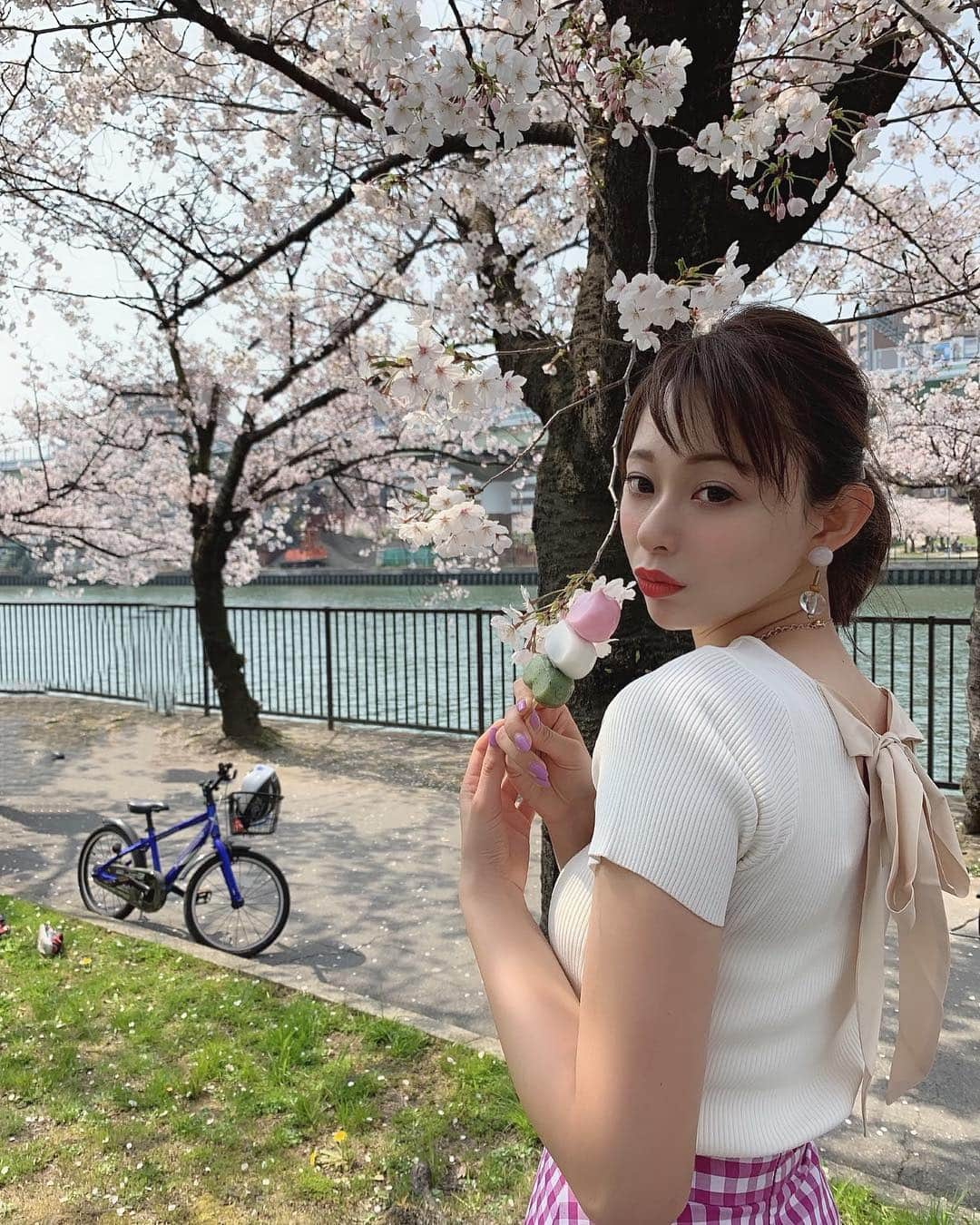 karen okajimaさんのインスタグラム写真 - (karen okajimaInstagram)「ㅤㅤㅤ ㅤㅤㅤ 桜ノ宮の桜見ながらお花見ピクニック🌸🌸🌸 バカンスクーラーの保冷バッグ使える❤️ ㅤㅤㅤ #花より団子 #岡島かれん  #バカンスクーラー  #バカンスクーラーバッグ #ピクニック」4月6日 22時11分 - karenokajima0318