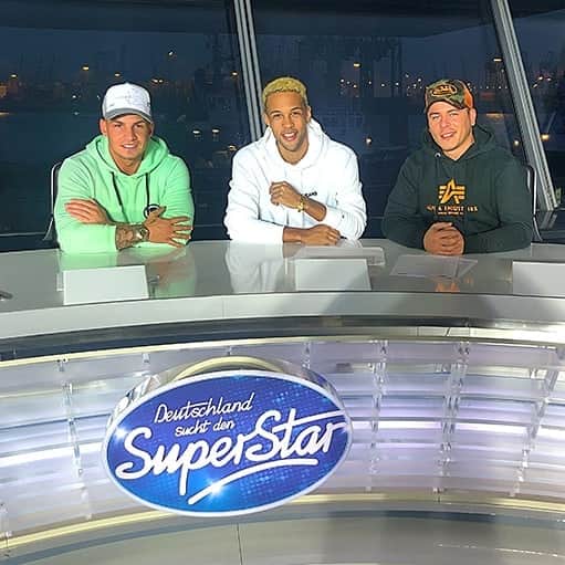 SIMON DESUEのインスタグラム：「wer will die Special Folge DSDS? 😜🤘 @_pietrolombardi_ @leonmachere」