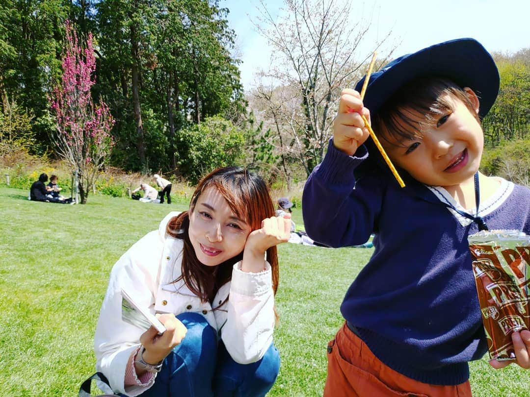 清野紗耶香さんのインスタグラム写真 - (清野紗耶香Instagram)「🌷 🌸 👪 懐かしき🍡だんご三兄弟みたい😁 . 水玉模様の不思議な花を見つけた‼️これなんだろう～？！ . . 去年に引き続きズーラシアにも行ってきました🐘🦒#ホッキョクグマ がルーティンな動きしててちょっと切なくなった、、 . 可愛い顔して肉食の#レッサーパンダ も😁  #里山ガーデン#里山ガーデンフェスタ#ガーデンネックレス横浜#ガーデンネックレス横浜2019 #ズーラシア#よこはま動物園ズーラシア #4歳 #まめちょびん#男の子ママ#ママライフカメラ #ハロー赤ちゃん探検隊19年4月 #ベビーブック#ベビブにのろう #mamanoko#ライトオンキッズ #comonaハート #ikumama#hugkum #ままのて#子育てぐらむ #ママタス#コドモノ #キズナ #子供とお出かけ部#コズレ#いこーよ#hugmug」4月6日 22時12分 - seino_sayaka