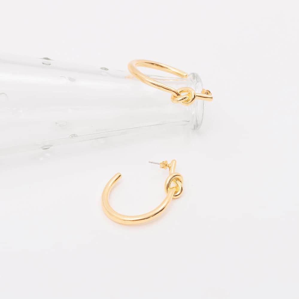 のインスタグラム：「RECOMMEND ITEM for FEMME  カーブノットピアス ¥4,860(tax included) color : gold  結び目が目を惹く、シンプルなデザイン。 どんなコーディネートにも溶け込む女性らしい華奢なピアスで、毎日つけたくなるアイテムです。  @adametrope  @jadorejunonline  #adametrope#jadorejunonline#accessory」