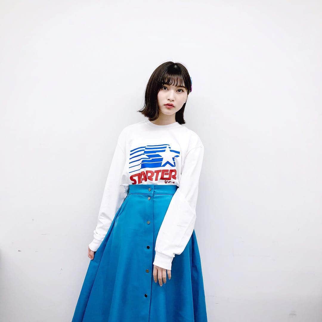 のインスタグラム：「スポーティ。 * * たまにはボーイッシュな服も 着てみたいなぁと思って。 好評で嬉しかったな * * long T-shirt→ #rosebud #starter skirt→ #narcissus」
