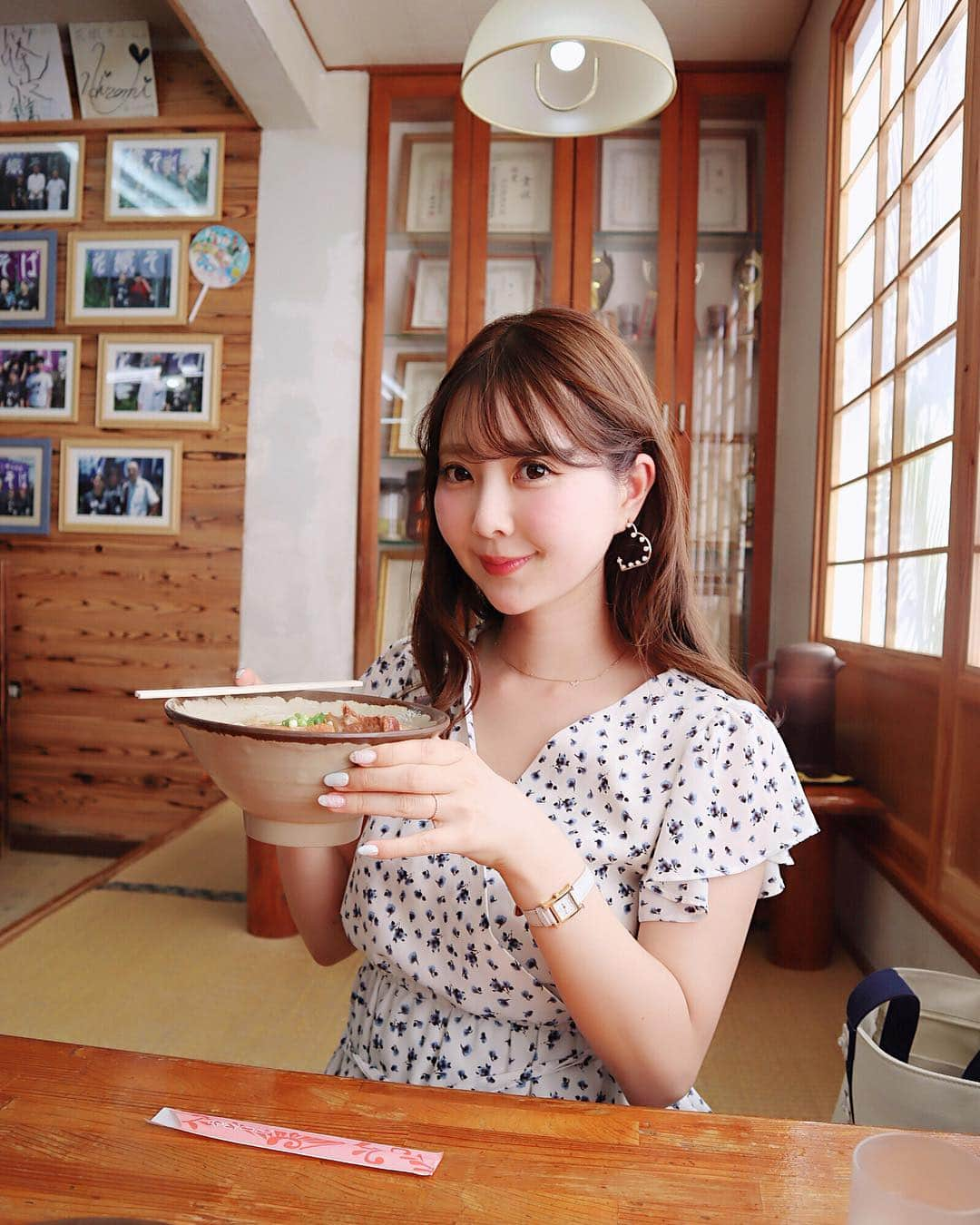 中田絵里奈さんのインスタグラム写真 - (中田絵里奈Instagram)「🍥♡🍥♡ . 📍花織そば 食べログ見て行ったけど店内はサインいっぱい😯 アッサリしてて鰹出汁がきいてて美味しかったです💕 . お座敷もあったのでベビー連れにも🙆 お店の方も優しかったです👶🏻💕 . . これから沖縄へ行かれる予定の方から 沢山DMいただいたので色々postしていきます🤗💕 . #沖縄ランチ #沖縄そば #花織そば #沖縄 #沖縄旅行」4月6日 22時16分 - erinanakata