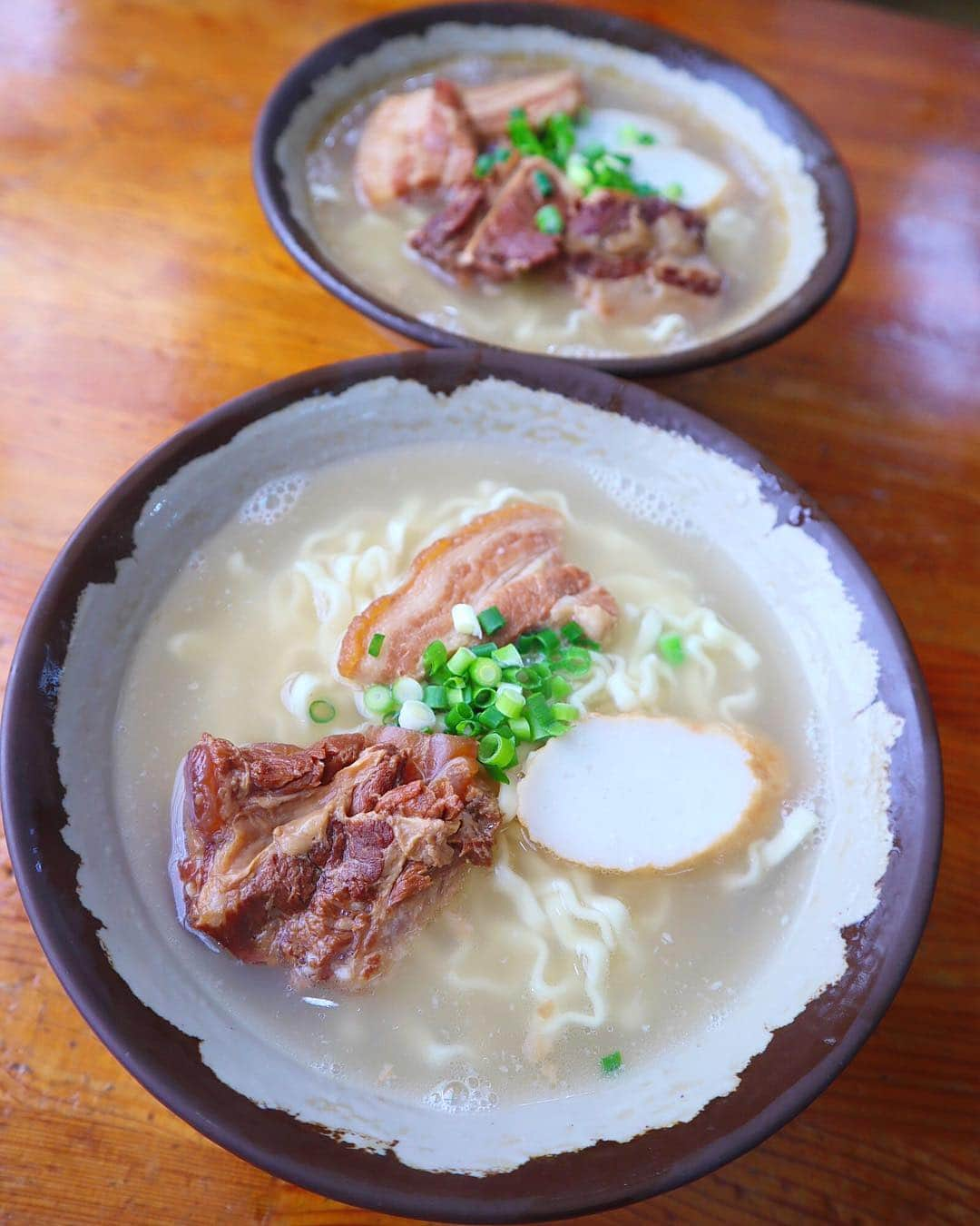 中田絵里奈さんのインスタグラム写真 - (中田絵里奈Instagram)「🍥♡🍥♡ . 📍花織そば 食べログ見て行ったけど店内はサインいっぱい😯 アッサリしてて鰹出汁がきいてて美味しかったです💕 . お座敷もあったのでベビー連れにも🙆 お店の方も優しかったです👶🏻💕 . . これから沖縄へ行かれる予定の方から 沢山DMいただいたので色々postしていきます🤗💕 . #沖縄ランチ #沖縄そば #花織そば #沖縄 #沖縄旅行」4月6日 22時16分 - erinanakata