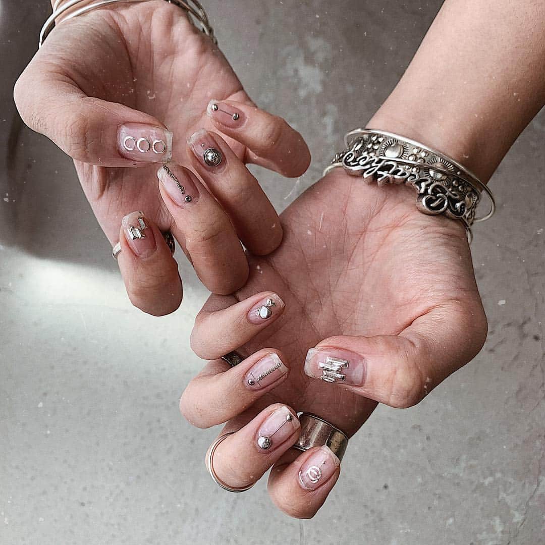 marinmatsuzakiのインスタグラム：「My nails⛓⛓﻿ ﻿ とーーーーってもお気に入りのDesign☺︎﻿ クリアベースにパーツをアクセサリーみたいに﻿ ちょんちょん並べた🥢 ﻿ ﻿ ﻿ 毎日がバタバタで﻿ 更新も期間あいちゃうけど﻿ @melil__  が忙しいことは本当に﻿ 有難いことだなと思う日々😢💓💓﻿ ﻿ もうすぐ3周年もあるし、﻿ これからも感謝の気持ち﻿、 初心を忘れず突き進もう🏃‍♀️🏃‍♀️🏃‍♀️﻿ ﻿ ﻿ ﻿ #nail#nails#notd#instanails#instagood#melil#melilnail#nailsalon#privatesalon#ネイル#プライベートサロン#青山#表参道#予約制#もうすぐ3年って#はやすぎる。。。」