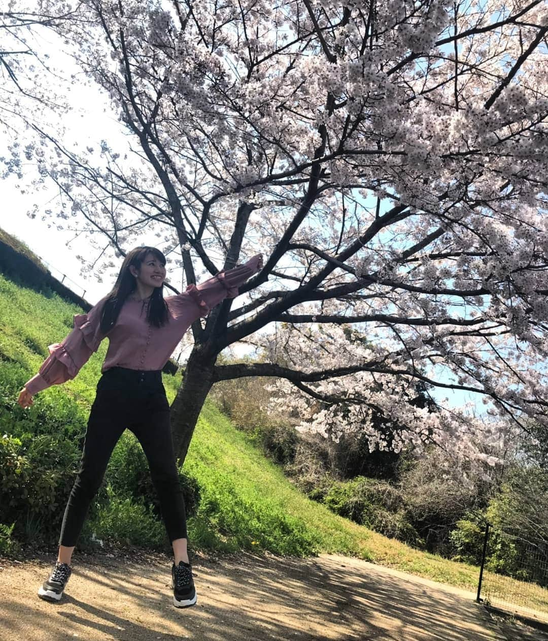 岩野理沙さんのインスタグラム写真 - (岩野理沙Instagram)「遊んだ🐈❤️ #桜  #春  #spring  #佐野植物公園  #oita  #草すべり  #滑り台  #追いつけなかった  #Flower  #さぼてん」4月6日 22時17分 - risaiwano