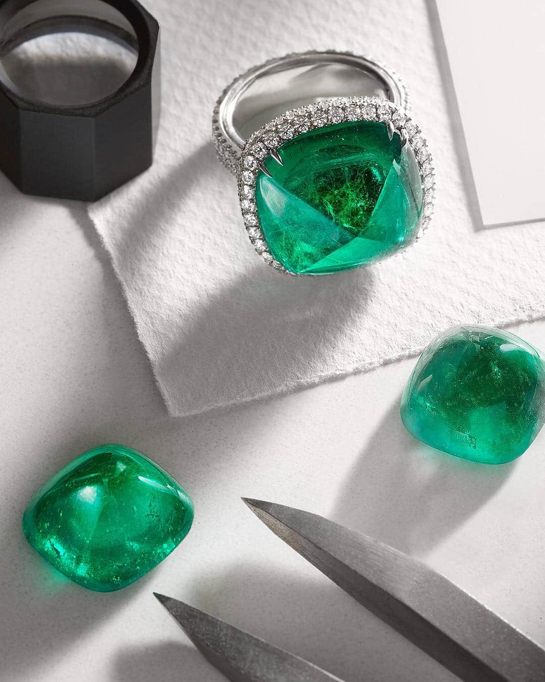 デビッドヤーマンのインスタグラム：「In rare form. • For this unique #HighJewelry ring, one of our master gemcutters transformed a rough Colombian emerald from the Yurman family’s vault into a 24.56-carat sugarloaf cabochon. One of the rarest gemstone shapes, a sugarloaf cabochon combines a square cushion with a pyramidal top. The emerald was then set by hand by only the most skilled of artisans since a slip of the hand could damage the stone. To learn more about this #DYHighJewelry piece, please direct message us. • #DavidYurman #emerald」