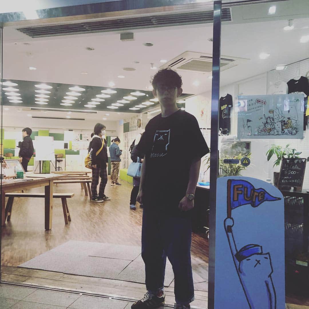 戸川創太のインスタグラム：「芦沢さんのフテネコ展行ってきた。原宿のド真ん中の超良いとこでやってて正直引きました。Ｔシャツ買っちゃった #芦沢ムネト #フテネコ #subaCO」