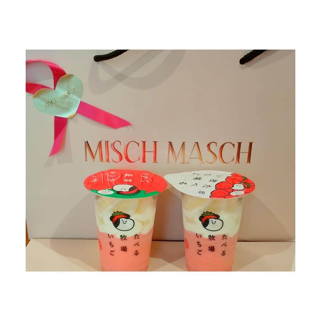 結月彩未さんのインスタグラム写真 - (結月彩未Instagram)「.. 昨日買えなかったたべる牧場いちご 今日寄ったファミマで売ってて 食べましたー！♭ おいしーい！！ 寒いからちょっと量ツラいかなぁ？ と思ったけどあっという間に 食べ終わっちゃった＊  ただ家から遠かったので イートインで食べて背景が 持ってたショップ袋(笑)  赤城乳業さーん！ もっと作ってください！(笑)  #アイス #アイスクリーム #アイス大好き#アイス党 #たべる牧場いちご #赤城乳業 #ファミリーマート #ファミリーマート限定 #数量限定#数量限定 #kawaii #バニラアイス#いちごジェラート #delicious #ice #icecream」4月6日 22時27分 - yun.yuzukiami