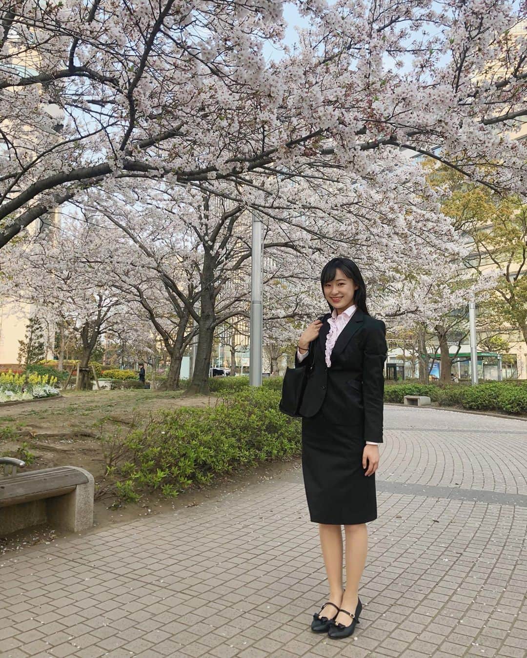鈴木美羽さんのインスタグラム写真 - (鈴木美羽Instagram)「私事ですが、 女子大生になることができました！ 芸能活動との両立、楽しみながら精一杯頑張ります☺︎ #春から大学生」4月6日 22時28分 - suzukimiu_0414
