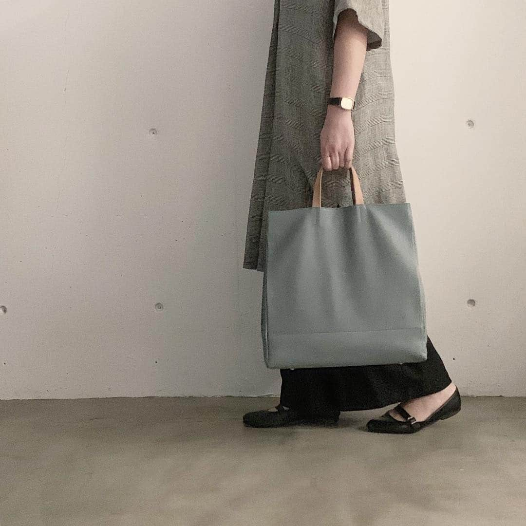 Enseさんのインスタグラム写真 - (EnseInstagram)「. モデルをしてくれました、メンバーおすすめカラーのブルー . . 季節らしく爽やかなお色味ですが、少しグレーが入った絶妙なブルーは、ワンポイントにもお持ちいただきやすいです。 . . 軽さと、きめ細やかなシボ感が美しい、紙袋のようなデザインをイメージしたバッグです。 . . . #Ense #EnseBridal #革 #革財布 #財布 #leatherwallet #革鞄 #鞄 #bag #leatherbag #革バッグ #革小物 #ブライダルリング #結婚指輪 #婚約指輪 #マリッジリング #マリッジリングオーダメイド #オーダーメイド #オーダーリング #大阪 #京町堀 #靱公園 #京都 #三条 #kyoto #japan #madeinjapan」4月6日 22時20分 - ense.jp