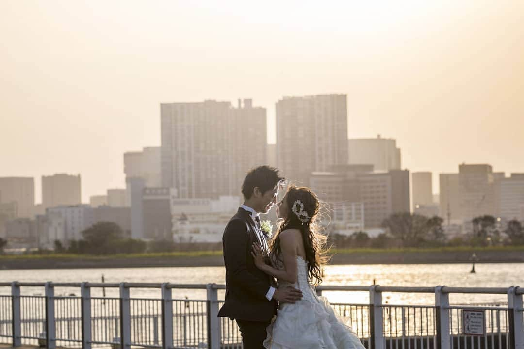 スタジオアクア新宿店さんのインスタグラム写真 - (スタジオアクア新宿店Instagram)「お台場海浜公園 . Photographer：髙山 省吾 @s.takayama_wedding Hair and make up：石塚 美月 . #洋装ロケーション撮影 #洋装 #ウェディングドレス #タキシード . #d_weddingphoto #decollte_wedding_photo_group #スタジオアクア #スタジオアクア新宿店 #studioaqua #ウェディングフォト #ブライダルフォト #フォトスタジオ #前撮り #後撮り #結婚写真 #洋装前撮り #洋装後撮り #ウェディング #ブライダル #プレ花嫁 #卒花嫁 #卒プレ花嫁 #結婚式準備 #関東花嫁 #2019春婚 #2019夏婚 #ヘアメイク #ブライダルヘア」4月6日 22時22分 - studioaqua.shinjuku