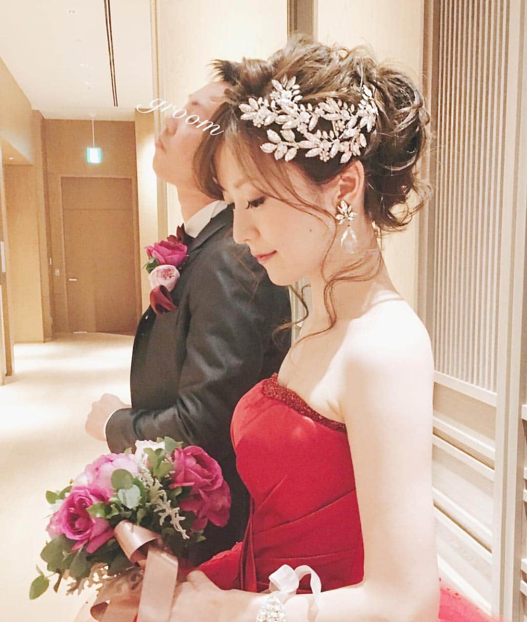 のインスタグラム：「エレガントで美しい✨ステキなブライダルヘア10選💋✨ * * * こちらのお写真は #ブライダルヘア メイクアーティスト @mika.mydresser さんからリグラムさせていただきました🌟ありがとうございました😊✨ * * mika.mydresserさんのつくるエレガントで美しい #ヘアスタイル のご紹介です😊💕 * カバーは赤の #ドレス に合わせた華やかで可愛らしさもある大人 #ポニーテール ❤ * 後れ毛やニュアンスがとてもおしゃれでステキです💓 * 可愛らしくても、甘すぎないバランスの良さがエレガントさを演出してくれるポイントですね✨ * 美しい花嫁さんにうっとりです💕 * ほかのヘアもとってもステキなのでぜひスワイプ👉🏻してチェックしてみてくださいね✨ * * * * ＼📷投稿お待ちしています／ * 花嫁はもちろん、業者さんも大歓迎✨ アナタのお写真をご紹介してもOKという方は、ぜひ #ウェディングニュース にお写真を投稿してください💕 * * ⬇︎関連アカウント⬇︎ * 💒式場検索 【 @weddingnews_concierge 】 👰マイレポ花嫁 【 @weddingnews_brides 】 * * その他、編集部からの連絡専用 @weddingnews_contact や、スタッフ個人の連絡用として @WN_xxxx（xxxは個人名）があります💕 * ………………………………………… ❤️WeddingNewsとは？ * * 花嫁のリアルな”声”から生まれた 花嫁支持率No1✨スマホアプリです📱💕 * * 🌸知りたい… #結婚式準備 に役立つ記事を毎日150件配信中♩ * 🌸見たい… インスタの #ウェディング 系投稿TOP100が毎日チェックできる＊IG画像の複数ワード検索も可♩ * 🌸叶えたい… #結婚式 関連の予約サイトが大集合♩ * 🌸伝えたい… 自分の結婚式レポ『マイレポ』が簡単に作れる♩先輩花嫁のレポが読める♩ * * @weddingnews_editor のURLからDLしてね✨ * * * #プレ花嫁 #結婚  #花嫁  #ウエディング #披露宴 #お色直し #二次会ヘア #和装ヘア #ウェディングドレス #ヘアメイク #2019夏婚 #ウェディングヘア #ヘアアレンジ #ハワイ挙式 #アップスタイル #ホテルウェディング #大人婚 #ヘッドドレス #プレ花嫁準備 #2019秋婚 #日本中のプレ花嫁さんと繋がりたい #海外挙式」