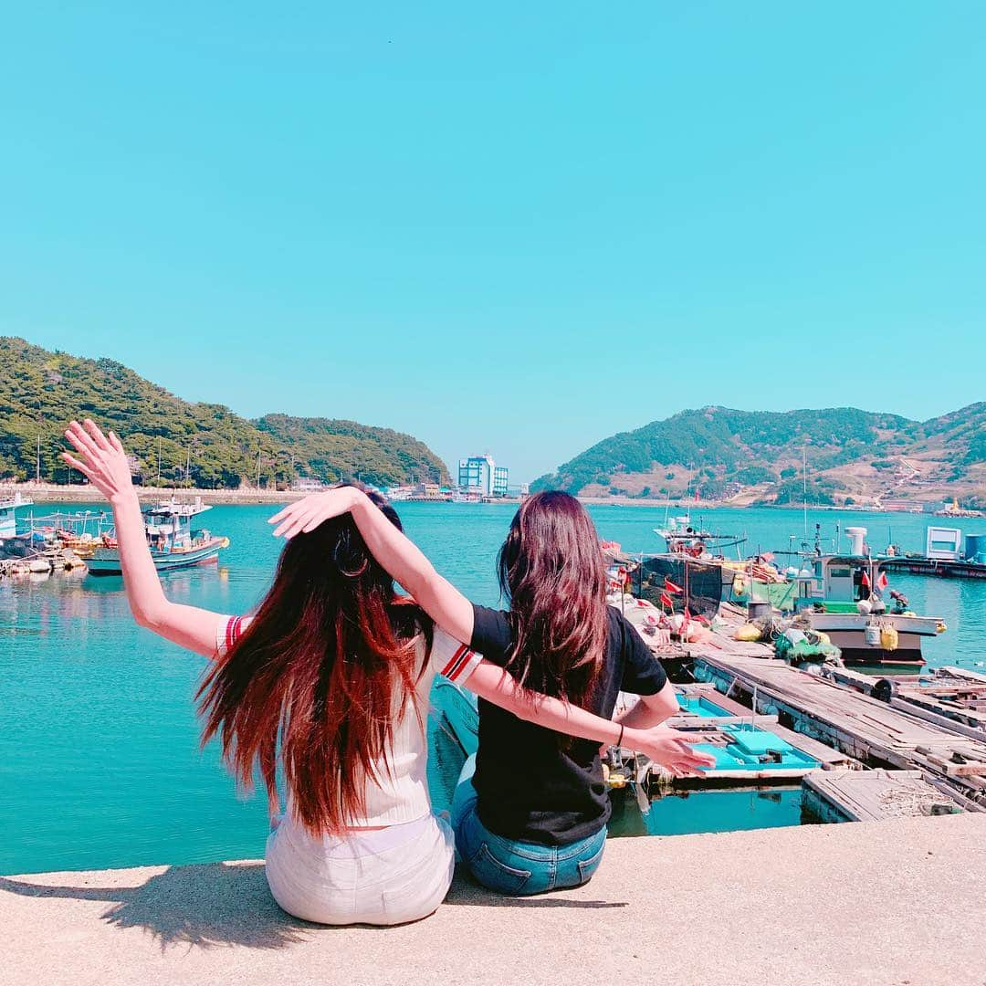 ホ・ヨンジュ さんのインスタグラム写真 - (ホ・ヨンジュ Instagram)「영주 은교의 욕지도 일상👭 (feat.대왕골반) .  햄 한조각에 먼 곳부터 따라온 멍멍이🐶 우리 옆에 꼭 붙어서 떠나질 않는다. 나른한 오후 살랑사랑 따스한 바닷바람과 끊이지 않는 웃음, 천진난만한 강아지, 사랑하는 사람들이 가득한 이곳. 잠잠히 행복했다! . (ㅋㅋㅋㅋ골반 두배넓음 주의.) #욕지도 #여행에미치다 #강아지 #여행 #국내여행 #일상 #데일리 #멍멍이 #셀카 #selfie #daily」4月6日 22時36分 - good7919