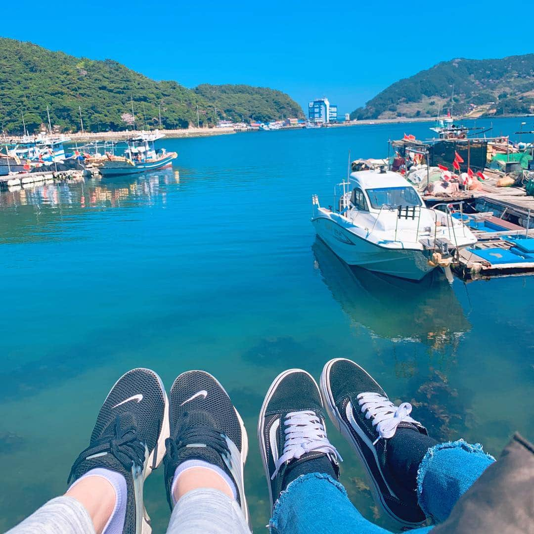 ホ・ヨンジュ さんのインスタグラム写真 - (ホ・ヨンジュ Instagram)「영주 은교의 욕지도 일상👭 (feat.대왕골반) .  햄 한조각에 먼 곳부터 따라온 멍멍이🐶 우리 옆에 꼭 붙어서 떠나질 않는다. 나른한 오후 살랑사랑 따스한 바닷바람과 끊이지 않는 웃음, 천진난만한 강아지, 사랑하는 사람들이 가득한 이곳. 잠잠히 행복했다! . (ㅋㅋㅋㅋ골반 두배넓음 주의.) #욕지도 #여행에미치다 #강아지 #여행 #국내여행 #일상 #데일리 #멍멍이 #셀카 #selfie #daily」4月6日 22時36分 - good7919