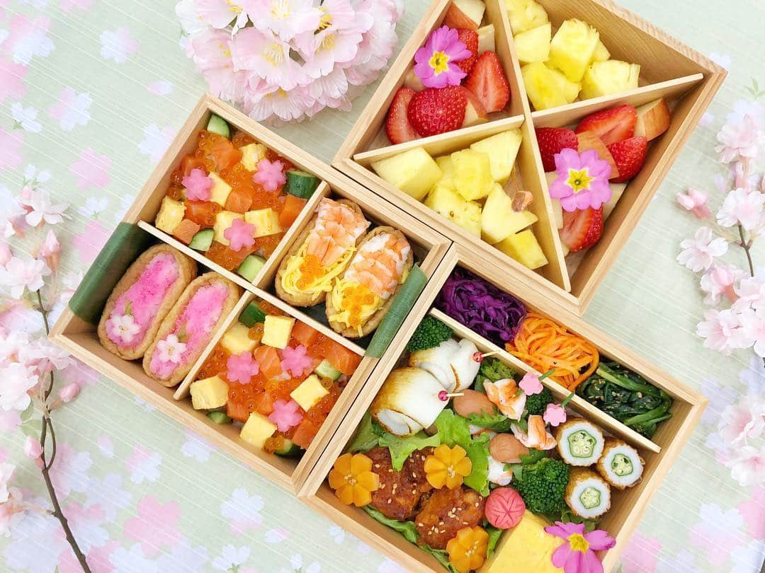 おりもあいさんのインスタグラム写真 - (おりもあいInstagram)「お花見のお弁当はこれ🍡🌸 今年はいなり寿司にしてみた🤗💕 ラディッシュの飾り切りやりたかったけどラディッシュが売ってなかったから物足りない😭 2.3枚目は去年作ったお弁当💓 ⠀ ・いなり寿司(エビ&卵)(鶏そぼろ&卵) ・ポテトサラダ ・れんこんの挟み焼き ・アスパラベーコン ・卵焼き ・ミートボール ・ウインナーと野菜たち ⠀ #お花見弁当 #お花見 #花見弁当 #手作り弁当 #いなり寿司弁当 ⠀」4月6日 22時30分 - ai_orimo