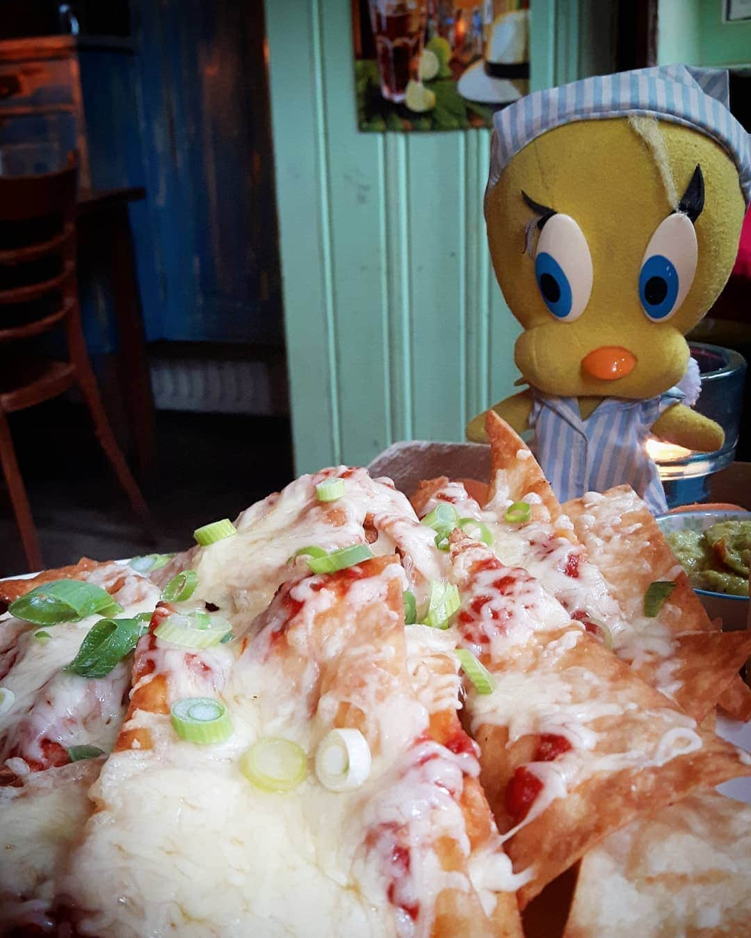 Little Yellow Birdさんのインスタグラム写真 - (Little Yellow BirdInstagram)「Nacho time!! I'm really starting to like Groningen!! #littleyellowbird #tweety #tweetykweelapis #adventures #yellow #bird #hemingwayscuba #groningen #nacho #nachos #cheese #chili #guacamole #cuban #restaurant #weekend #stuffedanimalsofinstagram #plushiesofinstagram」4月6日 22時33分 - tweetykweelapis