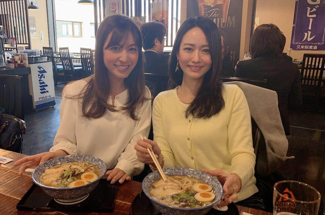 吉山りささんのインスタグラム写真 - (吉山りさInstagram)「撮影のシメはアゴだしラーメン😚🍜 ななちゃんとオソロの特製🍜  #ラーメン #らーめん #ラーメン大好き #らーめん大好き #拉麺 私は#ビール も頂きました #🍜 #ビール女子 #撮影 #空港 #鬼太郎 #アゴだし #beer #ramen #japanesefood #japanesegirl #大好き なチームとの撮影は #幸せ 倍増 #happy  #動画 #写真 #instapic #instagood #instalike #ロングヘア #あご #love #airport #鳥取 #モデル撮影」4月6日 22時34分 - oreorerisa