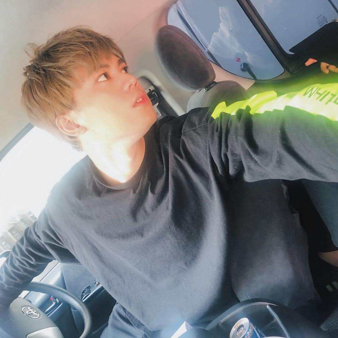 SAMさんのインスタグラム写真 - (SAMInstagram)「バックで駐車してる風。 ・ 運転免許ありません。 #unione #sam #like #follow #instagram」4月6日 22時34分 - unione_sam