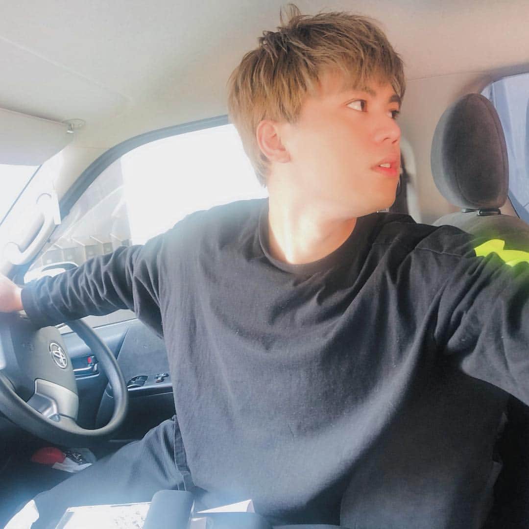 のインスタグラム：「バックで駐車してる風。 ・ 運転免許ありません。 #unione #sam #like #follow #instagram」