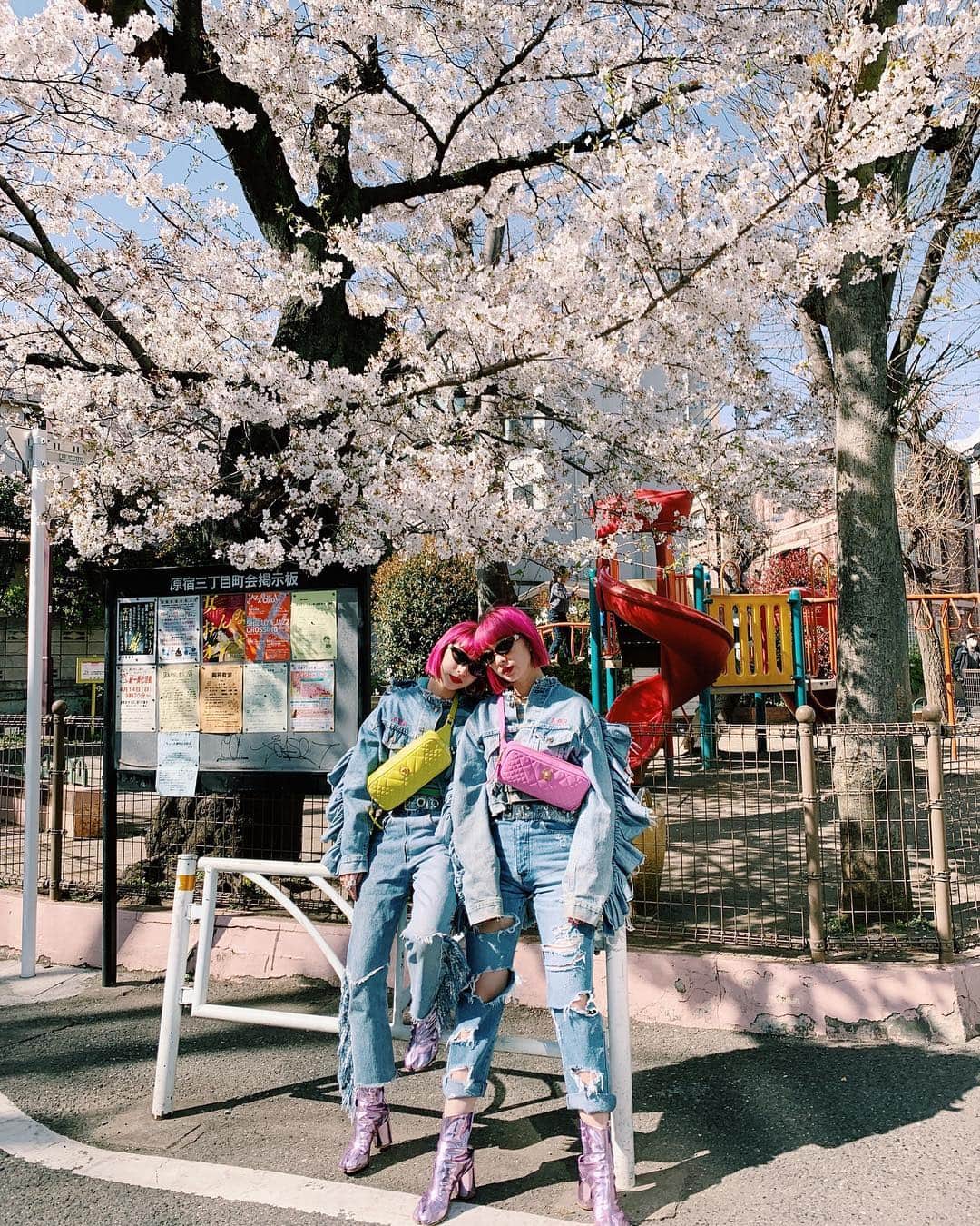 AMIさんのインスタグラム写真 - (AMIInstagram)「春が1番好き🌸🌸🌸 美しい季節。  denim on denimな2人🧚‍♂️ bagとサングラスは @versace ❤️ #amiayastyle」4月6日 22時35分 - amixxamiaya
