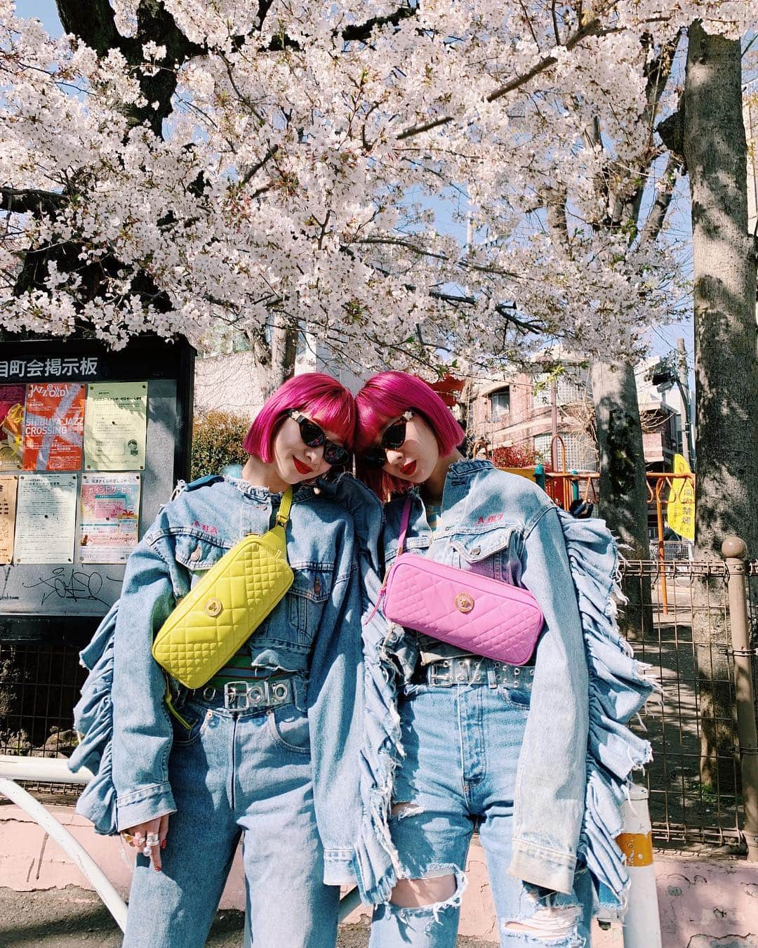 のインスタグラム：「春が1番好き🌸🌸🌸 美しい季節。  denim on denimな2人🧚‍♂️ bagとサングラスは @versace ❤️ #amiayastyle」