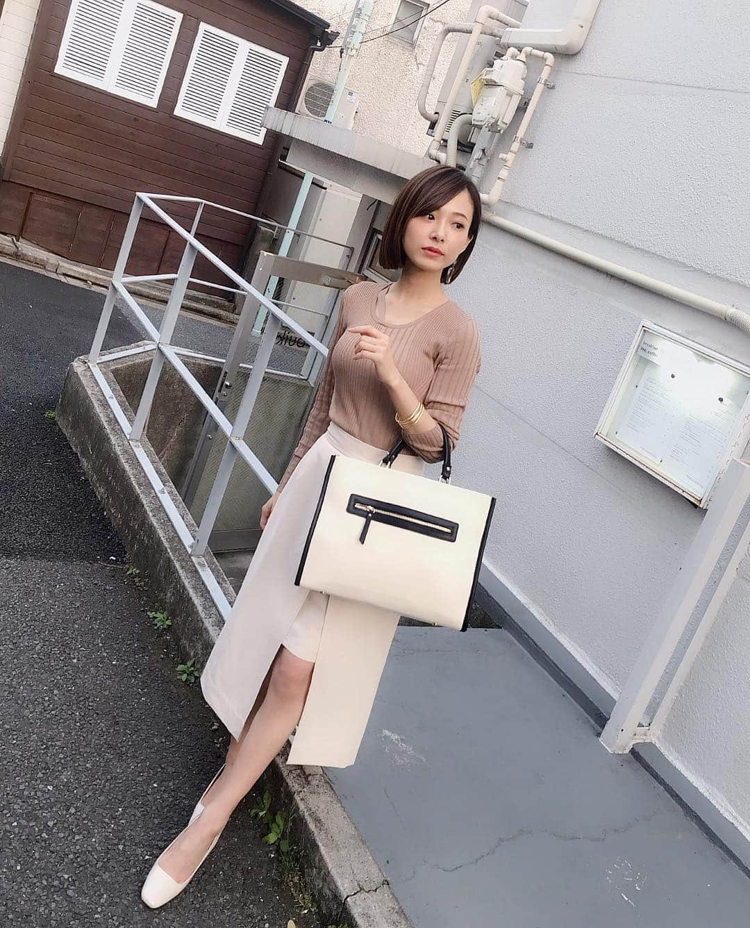 西川瑞希（みずきてぃ）さんのインスタグラム写真 - (西川瑞希（みずきてぃ）Instagram)「足"ちらっと"コーデ🌹暖かかったのでずっと履きたかったスカートを…// 『美脚』にみえるバランスにもこだわったレイヤードスカート♡ . BAGは新しいデザインの！やっぱりキャンバスとレザーのミックスが合わせやすくて、大人でお気に入り☺︎お仕事グッズ達もたっぷり入れてます// . 帰りはパソコンを買い換えたくて見に行ってきました！携帯も新しくしちゃおうかな、と思ってるのですがiPhone xs…やっぱり良いのですかね⁉️欲しい〜✨ . @cheriemona_official #cheriemona #spring #春コーデ #タイトスカート #キャンバスバッグ #きれいめカジュアル #オトナ女子」4月6日 22時38分 - mizuki_nishikawa_