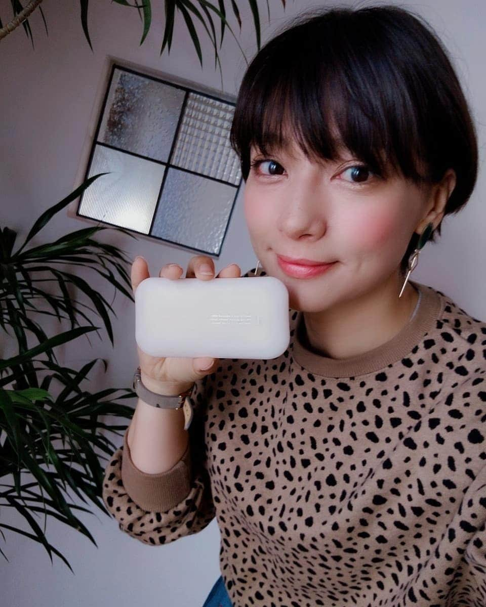 芳美リンさんのインスタグラム写真 - (芳美リンInstagram)「旅続きでお疲れの肌にも✨ カバーするだけでなく、ケアもできるファンデーション 　#dプログラム  薬用ファンデをお試しするのは初めて★ 肌なじみもよくていいかんじ。  低刺激設計なので、旅の移動中で長時間メイク落とせないときにも安心だ！  明日から長旅なので、、☺ﾜｸﾜｸ♥  #ケアハイブリッドファンデ #薬用ファンデ#3500時間#ファンデーション#dプログラム#肌あれケア#敏感肌#薬用#薬用スキンケアファンデーション#肌あれの時につけたくなるファンデ#ときどき敏感肌 #PR #旅人#コスメ#旅好きな人と繋がりたい」4月6日 22時42分 - lynn.lynn5