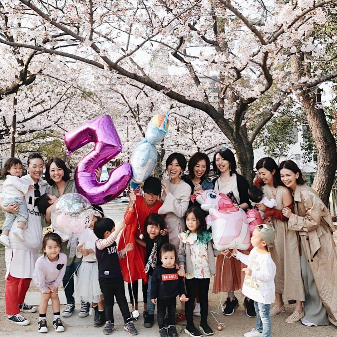 正中雅子さんのインスタグラム写真 - (正中雅子Instagram)「2019 お花見🌸&👧🏻birthday party🌸 * たまには、わちゃわちゃ感満載のpic🌸🍡 * なんかそれぞれでツッコミどころ満載😂 それも私達らしくて好き🐒🍡 * 最高のお花見日和で大好きなみんなと楽しかった！ 私はほぼ👶🏻🦖追いかけ回してたw * @mitsuko0315_threem の娘ちゃんも5歳か〜、 娘と同じような成長なので え！？5歳！？と思うけど😂これからもみんなスクスク大きくなりますように🌸🎈 * #夙川 #桜#お花見 #桜満開 #birthdayparty」4月6日 22時43分 - masacoshonaka