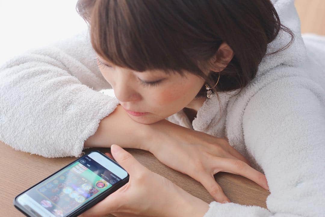 長谷川真美さんのインスタグラム写真 - (長谷川真美Instagram)「🎮💕 ・ 明日は早起きだから 早く寝なきゃーって思いつつ… @casinowunderino の ゲームしててこんな時間🤭笑 ・ 面白いよー💗 やってる人いるかな？ おやすみなさい😴💤 ↓↓↓↓↓ http://phoenix.vsvsl.com/asia/?share_code=20fd ・ #wunderino #wunderinocasino #upyourgame #japan」4月6日 22時44分 - maami.hase