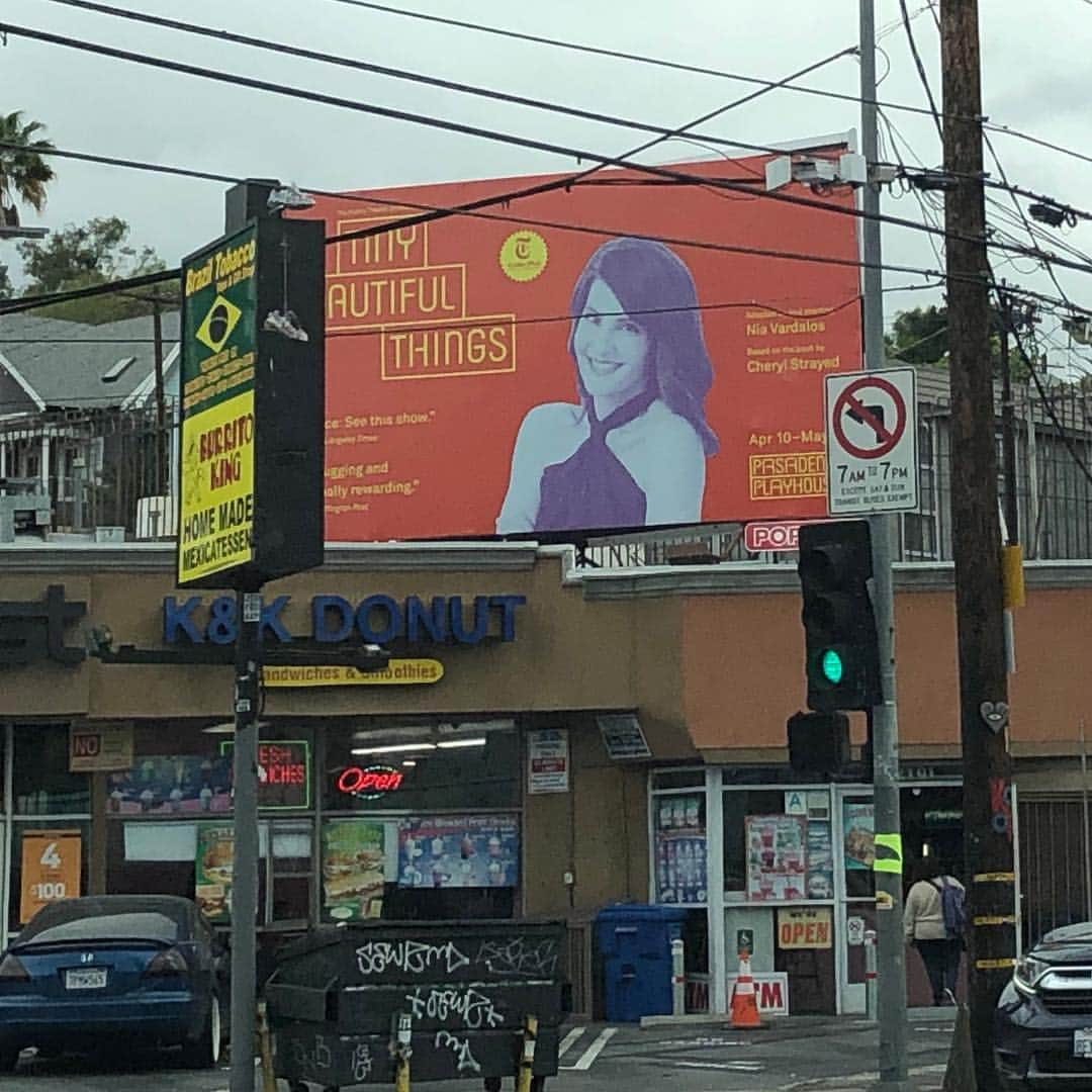 ニア・ヴァルダロスさんのインスタグラム写真 - (ニア・ヴァルダロスInstagram)「Snapped by my pal @stephbell68! It’s thrilling to have a billboard of our play and bonus placement adjacent to Burrito King and K8K donuts. 🌯 🍩」4月6日 22時54分 - niavardalos