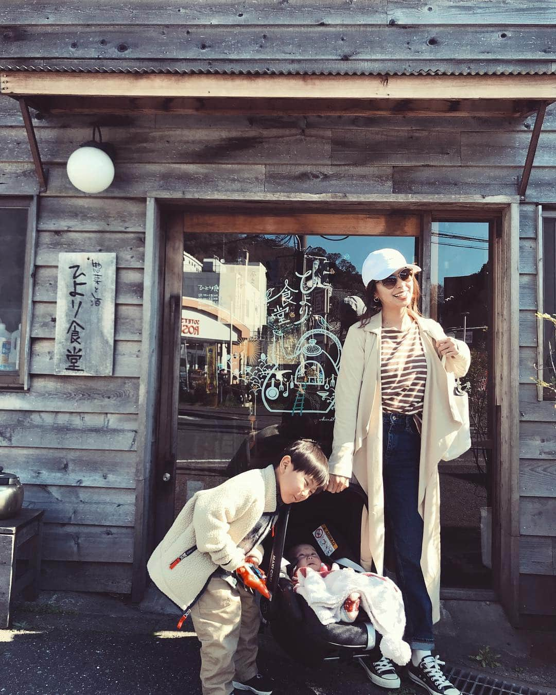 高橋菜摘さんのインスタグラム写真 - (高橋菜摘Instagram)「📍hayama, じじばばとの箱根旅行がなくなって とりあえず逆方向へgoー🚗って走らせ たまたま入ったひより食堂がスゴクヨカッタ。  超絶に美味しいから絶対行ってね！！ とかじゃなくて (いやもちろんすっごく美味しかったんだけど) 何かがすごく心地よかった😌♡ 単純に味が美味しかったのか 並べられたお皿が良かったのか お店の雰囲気が良かったのか 人が暖かかったのか まるで絵のようにゆらゆらしてる ご飯からの湯気が良かったのか 座敷にポンと置かれた ちゃぶ台がツボだったのか…  何がってわけじゃないけど 例えば五角形の評価なら バランスよく均等な五角形になる感じ。 あんまり好きじゃないプリンも ここのならきっと…と何かを感じて頼んだら やっぱりすごく美味しい手作りプリン🍮 こういうアンテナがビンビンするとき 満腹感以上の幸せを感じる。 #湘南の暮らし  #マキシコシ 軽く持ってる風だけど そろそろ重いよ😂 #生後5ヶ月  #6kg  _________________ #ランチ #葉山ランチ #湘南 #湘南暮らし #湘南life #湘南ママ #ママコーデ #葉山 #定食 #美味しい #4歳 #shonan #me #shonanlife #lunch #mama #hayama #myson #family」4月6日 22時47分 - natsu128