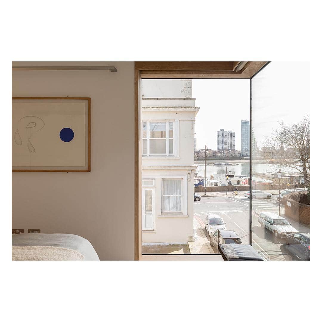 The Modern Houseさんのインスタグラム写真 - (The Modern HouseInstagram)「Ray of Light: a light-filled home in Chelsea with floor-to-ceiling glazing. Link in our bio for the Cheyne Walk sales particulars.  #chelsea #architecture #bright」4月6日 22時48分 - themodernhouse