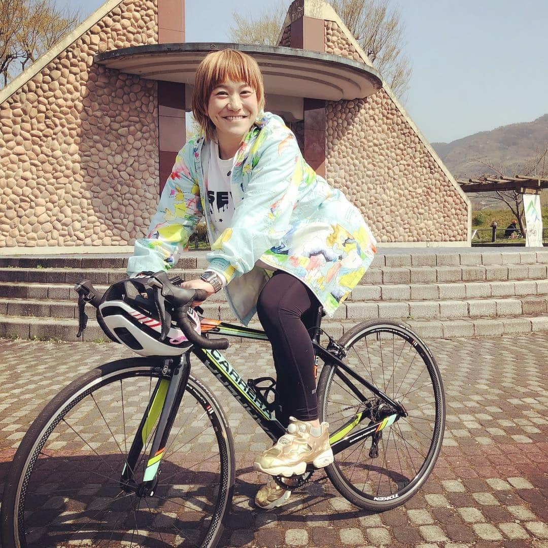 和田美枝さんのインスタグラム写真 - (和田美枝Instagram)「自転車って永遠に乗ってられる〜  気がする🚲  #自転車 #ピンクリボンサイクリング2019in紀の川 #紀の川 #粉河ふるさとセンター #サイクリングのイベント #本格的なチャリ欲しい #サイクリング友達も欲しい #これは市川くんのチャリ #和歌山では自転車のことジテコって言うらしい #🚲 #せかせかしない時間 #贅沢」4月6日 22時50分 - miewada