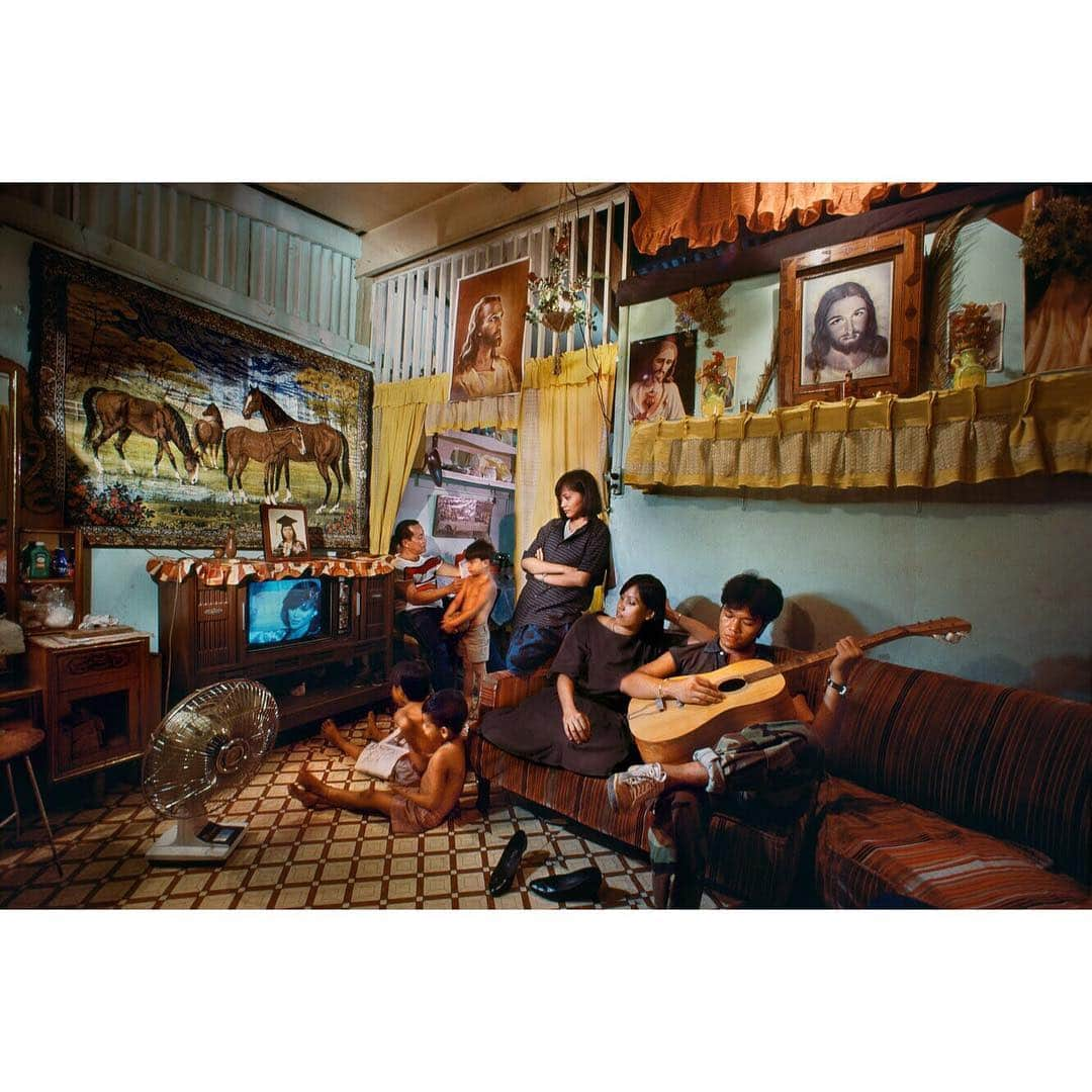 スティーブ・マカリーさんのインスタグラム写真 - (スティーブ・マカリーInstagram)「1st image: Boys in street pretend to play on homemade guitars, #Cuba, 2015.  2nd image: Family sits in a room watching tv while their son plays guitar, #Manila, #Philippines, 1984.  3rd image: Man plays the Oud at a wedding party while chewing Khat, #Yemen, 1997.  4th image: Two men playing guitar at dusk, Washington Square Park, New York City, #NY, 2016.」4月6日 22時50分 - stevemccurryofficial