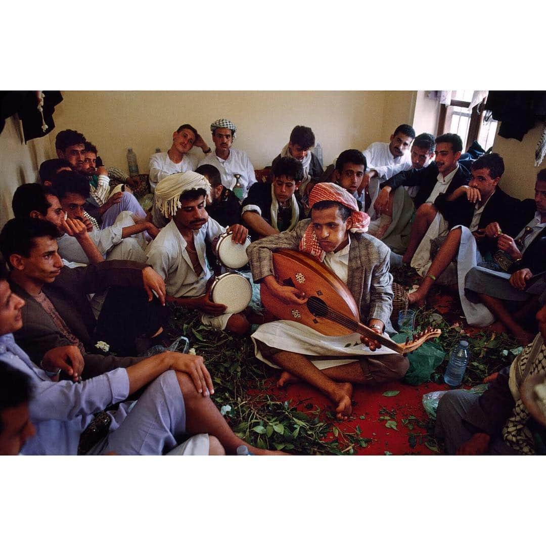 スティーブ・マカリーさんのインスタグラム写真 - (スティーブ・マカリーInstagram)「1st image: Boys in street pretend to play on homemade guitars, #Cuba, 2015.  2nd image: Family sits in a room watching tv while their son plays guitar, #Manila, #Philippines, 1984.  3rd image: Man plays the Oud at a wedding party while chewing Khat, #Yemen, 1997.  4th image: Two men playing guitar at dusk, Washington Square Park, New York City, #NY, 2016.」4月6日 22時50分 - stevemccurryofficial