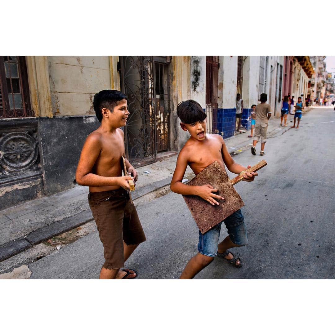 スティーブ・マカリーさんのインスタグラム写真 - (スティーブ・マカリーInstagram)「1st image: Boys in street pretend to play on homemade guitars, #Cuba, 2015.  2nd image: Family sits in a room watching tv while their son plays guitar, #Manila, #Philippines, 1984.  3rd image: Man plays the Oud at a wedding party while chewing Khat, #Yemen, 1997.  4th image: Two men playing guitar at dusk, Washington Square Park, New York City, #NY, 2016.」4月6日 22時50分 - stevemccurryofficial