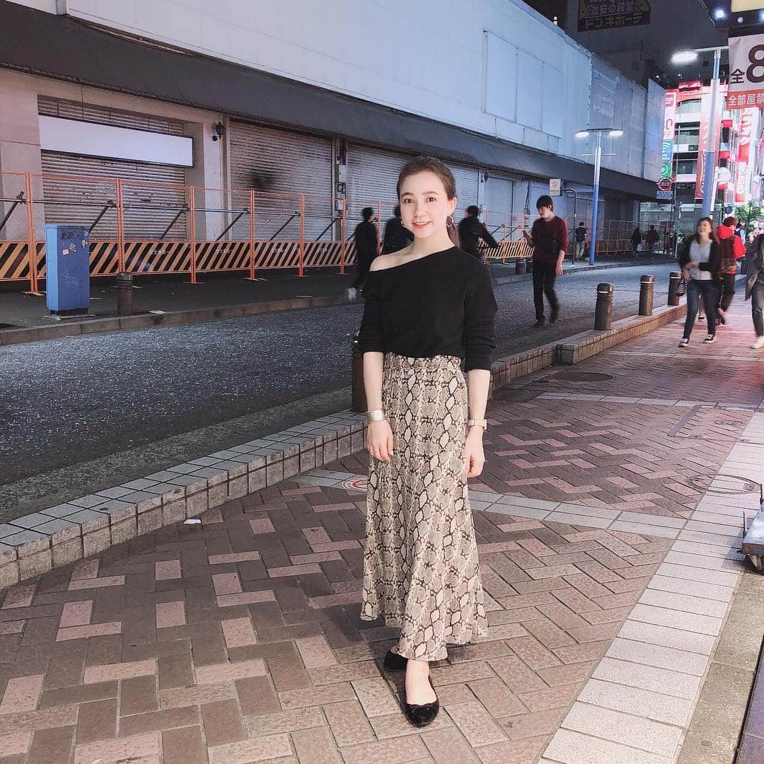 のインスタグラム：「* * ワッフル素材のワンショルダーに パイソン柄のスカート 🐍 . 上下とも #milaowen です ☺︎ さっき ストーリーに載せたコーデ . . いっつもベージュ系のカラーで合わせるから 今回は強めに黒でまとめてみた！たまにはよい . #ootd #Python #パイソン柄」