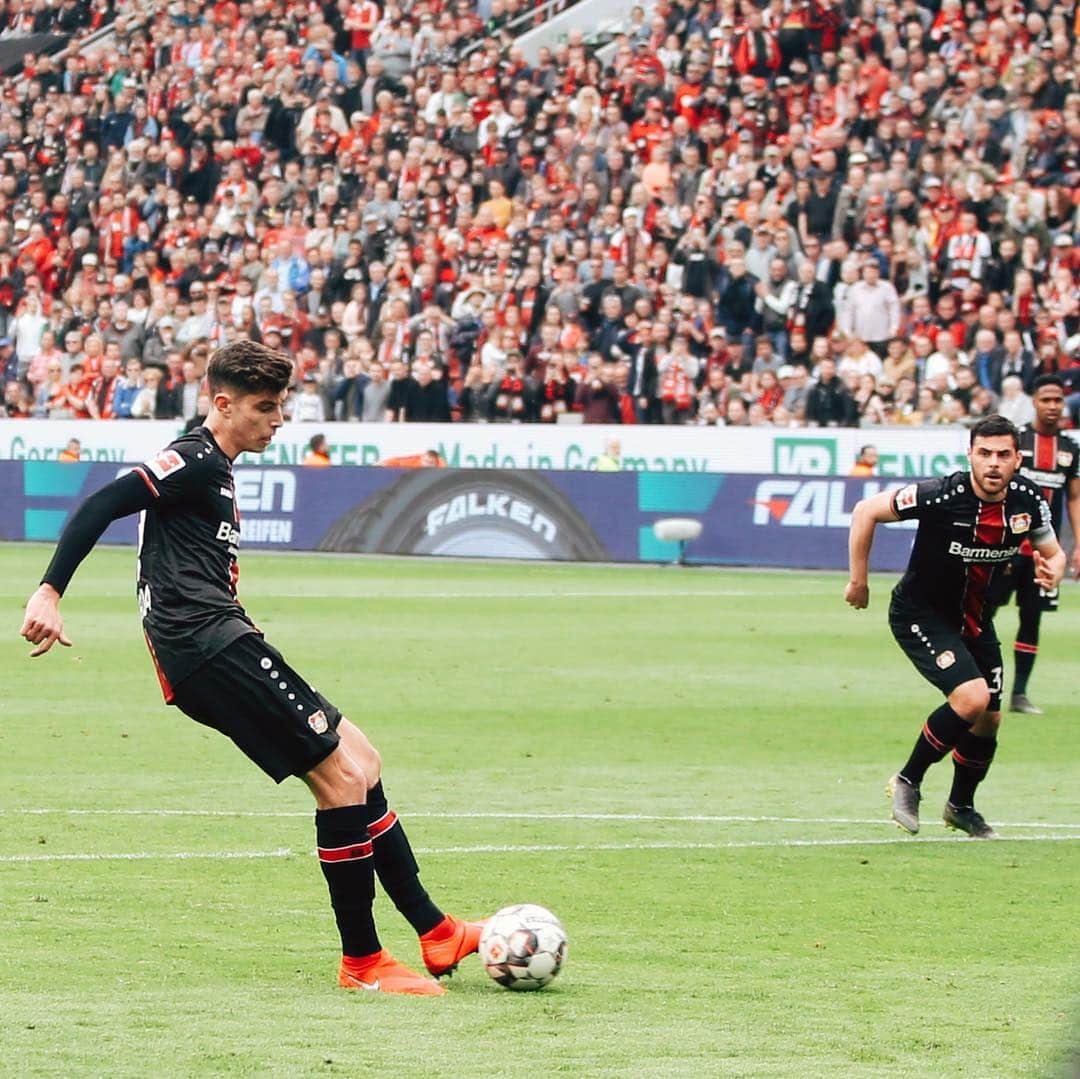 バイエル・レバークーゼンさんのインスタグラム写真 - (バイエル・レバークーゼンInstagram)「GOOOOOOOAL @kaihavertz29 💎#StärkeBayer ⚫️🔴💪#B04RBL 1-0 (11’) #Bundesliga #Bayer04 #Werkself」4月6日 23時03分 - bayer04fussball