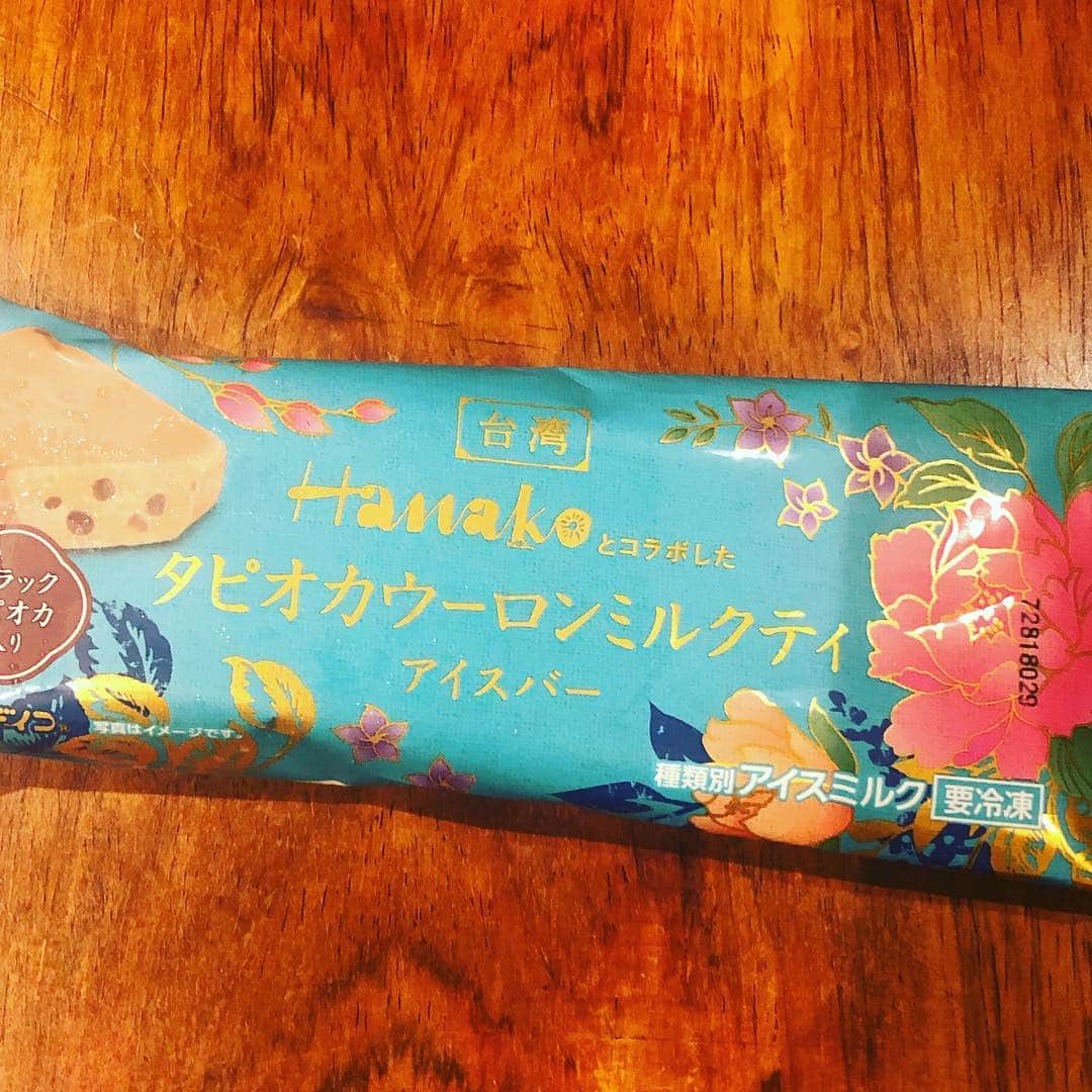 ひうらさとるのインスタグラム：「噂のHanakoアイス、タピオカウーロンミルクティ！ たしかに「Hanakoの台湾特集がアイスになりました」としか言いようのないお味❤︎ #Hanakoアイス #タピオカウーロンミルクティー」