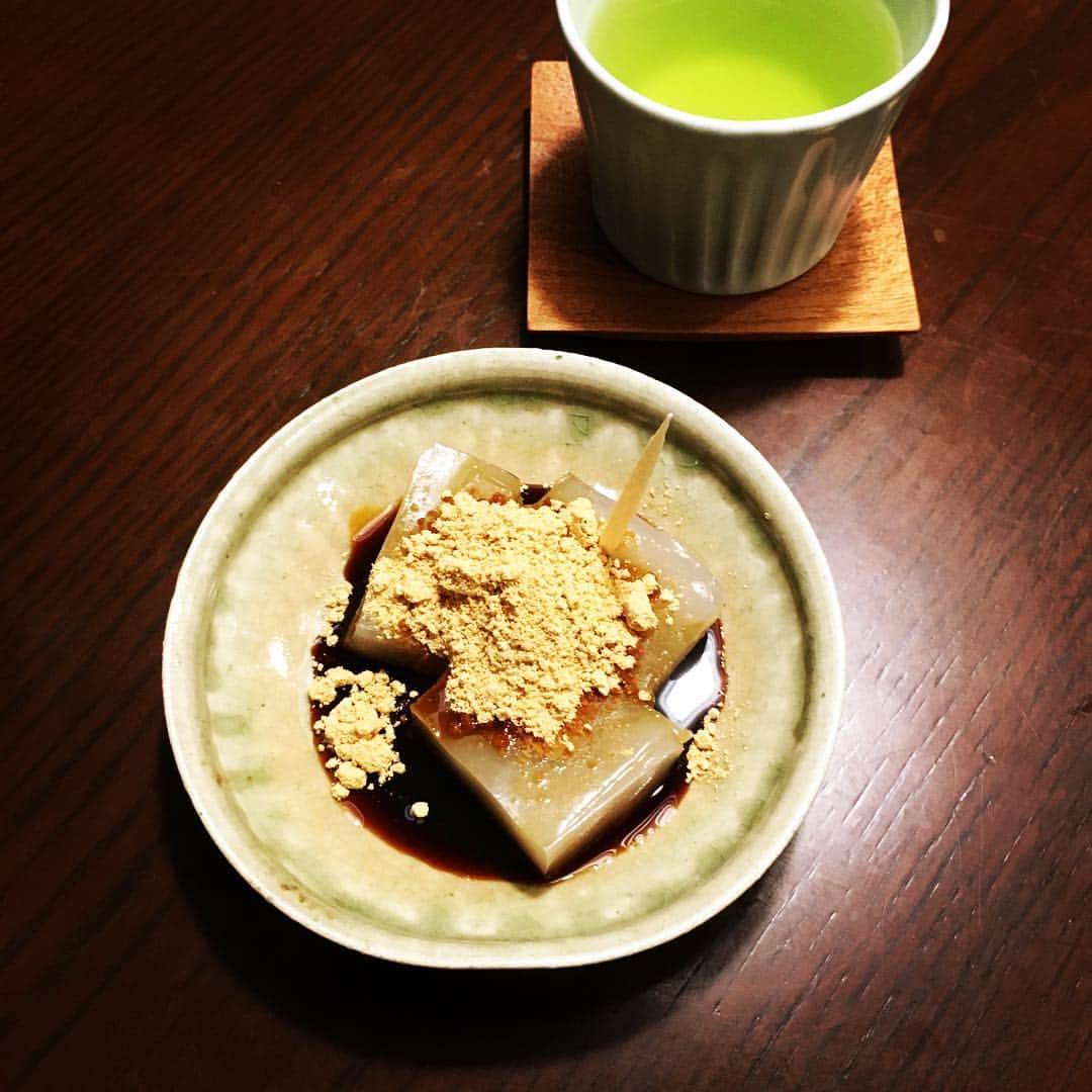 志摩有子さんのインスタグラム写真 - (志摩有子Instagram)「今夜のデザートはこ寿々のわらび餅。つるん、ぷるんのマイベストわらび餅。お供はノンカフェインのマルベリーティー。これならぐっすり。道歩ちゃん @dorakugama  の小皿すごく使いやすい。 #わらび餅 #鎌倉 #こ寿々」4月6日 22時56分 - ariko418
