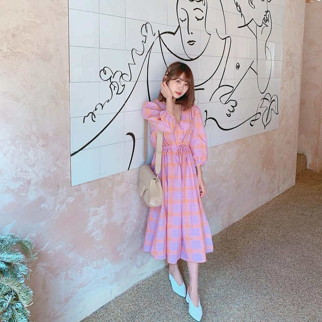 郭圈圈さんのインスタグラム写真 - (郭圈圈Instagram)「🇰🇷 #首爾美食  韓國朋友推薦我去的🇮🇹義式餐廳🍴好喜歡這邊的氛圍☺️ 店名叫 #GnocchiBar 在 #漢南洞 附近 但也不是真的很附近 要走一段路才會到唷！ —— 這間店主要賣的食物就是 #Gnocchi 也就是 #麵疙瘩 口味就只有4種 我一眼看了就覺得必點的就是奶油黑松露口味的🤩我好愛黑松露系列的料理♥️ 問了男友喜歡茄汁還是cheese 他選了cheese —— 這麵疙瘩好特別～跟以往吃到的口感不太一樣～表面以為是有點嚼勁QQ的，結果是有點酥？然後裡面軟軟的～有點入口即化的口感🥺 真的很好吃！！！ 之前吃的應該是水煮的 這間的有煎過☺️ 醬料也可以配麵包吃 很讚！！ — 但⋯看到Truffle(松露)這單字太開心都忘了這也是奶油系列～ 搭配另一個奶油起司的整個太奶了～應該要點🍅茄汁蛤仔平衡一下啦～～🎃南瓜的感覺也不錯！（菜名被我很簡短😂) —— 另外還有點了沙拉🥗～有我最愛的摩札瑞拉起司跟Parma(煙燻生火腿）☺️ —— 甜點的部分是百香果提拉米蘇～也好吃😍味道屬於比較濃郁～ —— 消費的部分 💰我們2人吃了約$2000台幣 =沙拉+兩份Gnocch配2份麵包（忘了麵包要不要$）+一個甜點 . . . . . . — 洋裝新品： @marumaru_lea_official  蝦皮：helloiamlea — . . . . . #20190330#ootd#style#outfit#bloggerstyle#ootdshare#ootdfashion#ootdstyle#ootdguide#ootdtaiwan#stylegram#ootdmagazine#personalstyle#lookoftheday#springlook#seoul#seoulcafe#seoulbar#カフェ#韓國首爾#梨泰院カフェ #leainseoul#lea_korea #圈圈吃韓國🇰🇷#圈圈去韓國🇰🇷」4月6日 22時56分 - helloiamlea